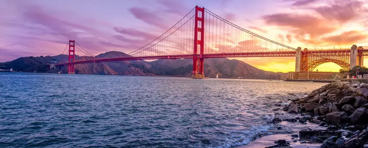 일몰 시 金门大桥(Golden Gate Bridge)는 다양한 색상의 하늘과 전경에 샌프란시스코 만(San Francisco Bay)을 갖추고 있습니다.