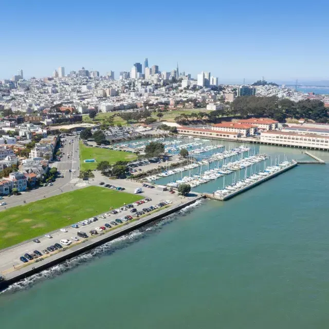 Veduta aerea di Fort Mason con lo skyline di San Francisco in lontananza.